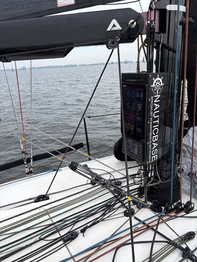 Bij checkMATE sailing team aan boord met NauticBase bestickering
